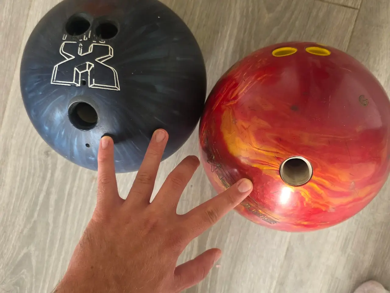 Billede 1 - Bowlingudstyr sælges – 2 kugler + Columbia 300 tas