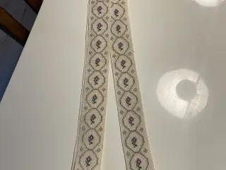 Broderet bakkebånd.