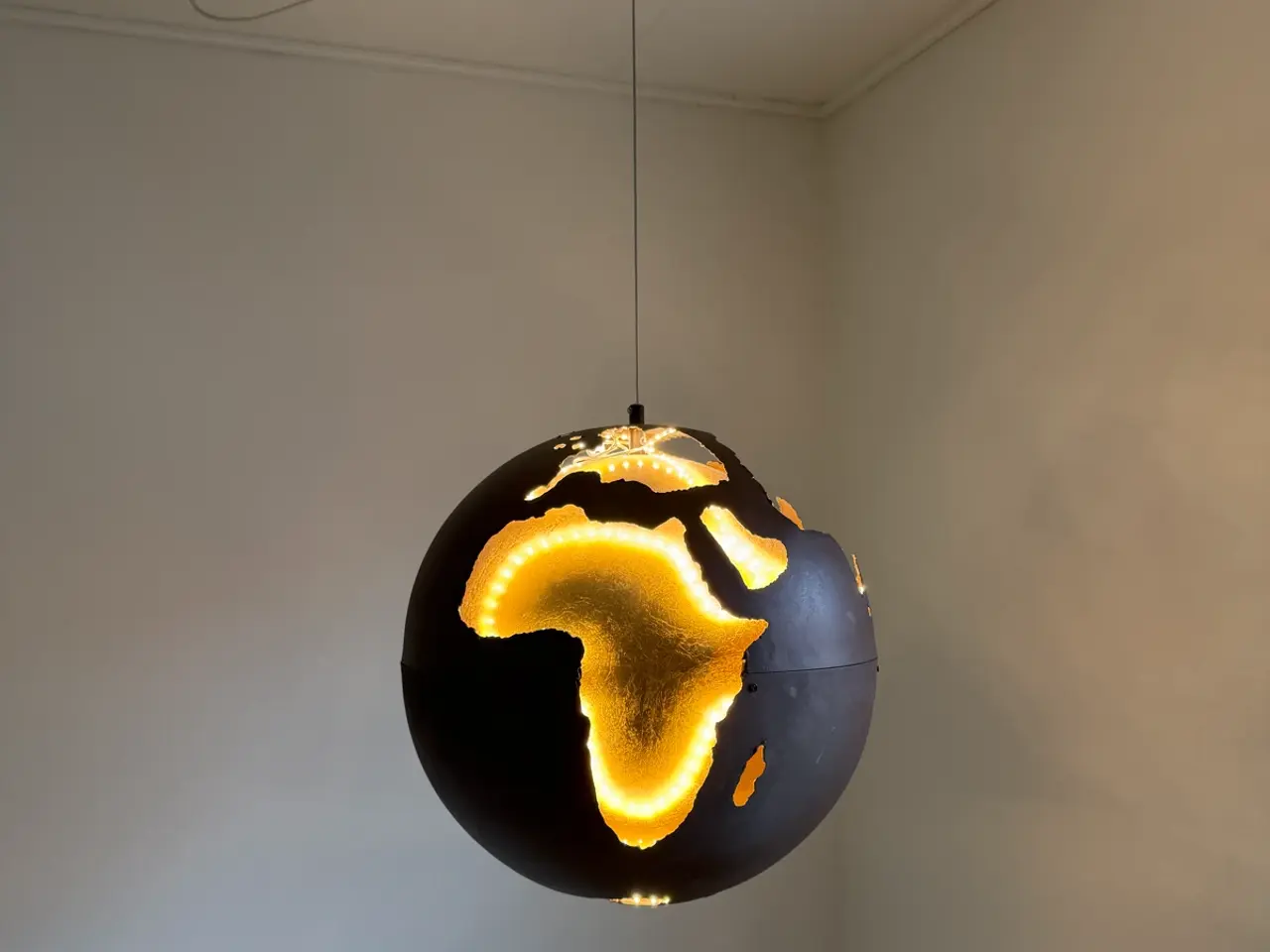 Billede 2 - Globus lampe i metal med guld og LED lys