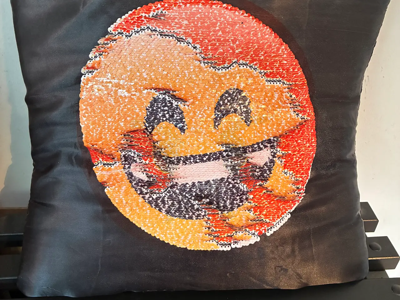 Billede 4 - Sort pude med paillet smiley