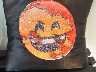 Sort pude med paillet smiley
