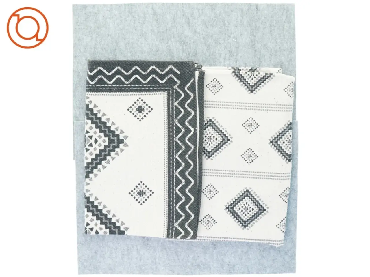 Billede 4 - Tæpper/løber (2 stk) og pyntepuder (3 stk), måler hhv 93 x 61 og 45 x 45 cm