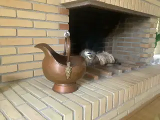 Kobberspand med porcelænshåndtag