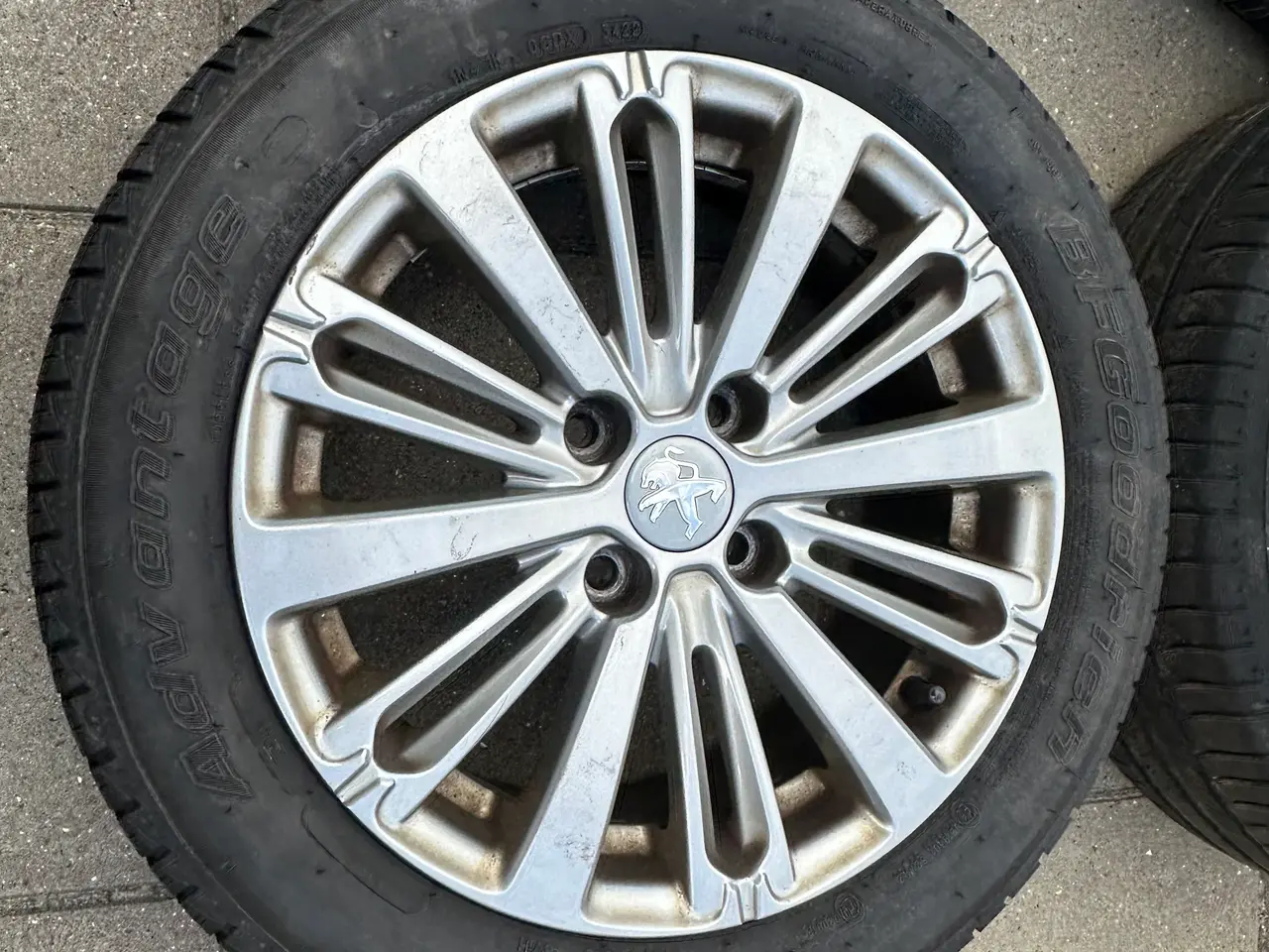Billede 5 - Originale Peugeot 208 alufælge med dæk