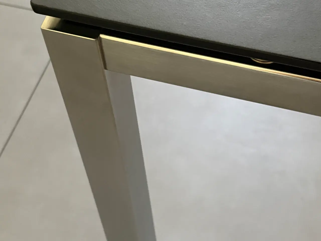 Billede 4 - Spisebord i sort linolium