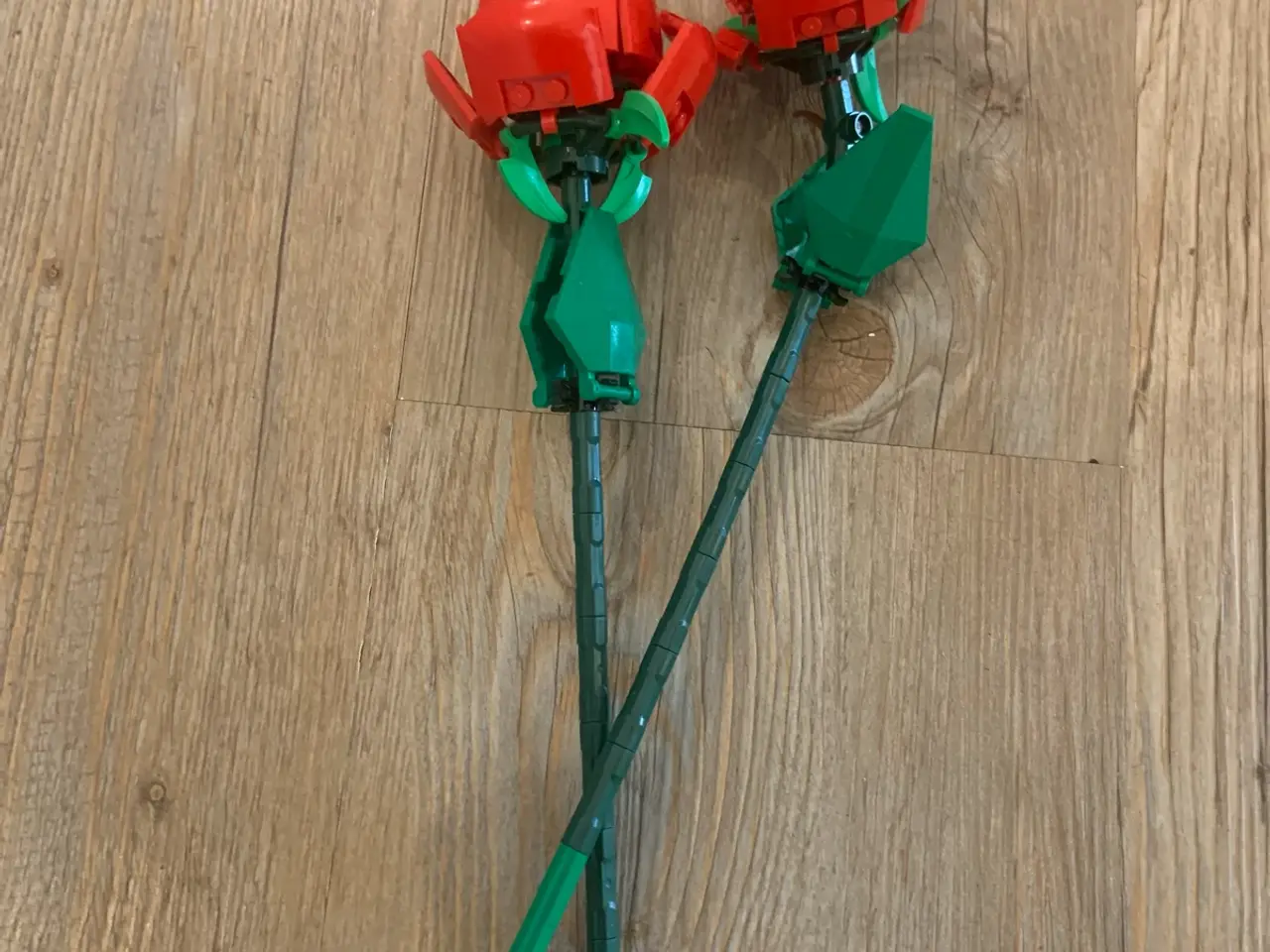 Billede 1 - 2 røde Lego roser