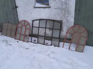 Staldvinduer i forskellige størrelser.