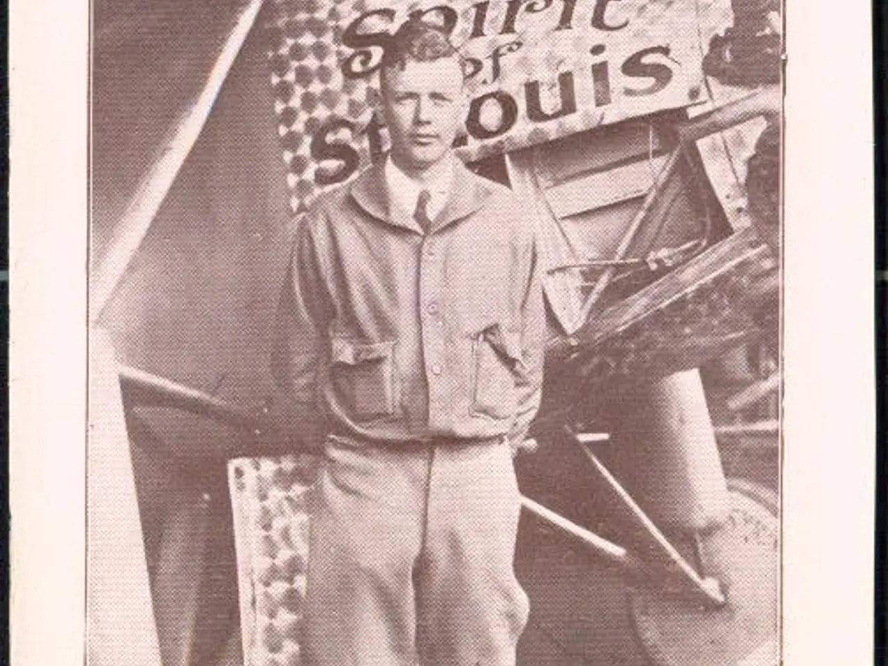 Billede 1 - Charles A. Lindbergh staaende ved sin Flyvemaskine - Udklip?