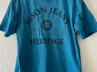 Petroliumsfarvet T-Shirt fra Bison (Str. M)