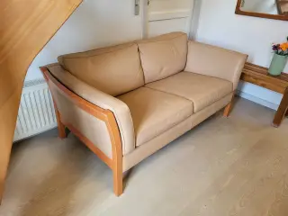 Brun lædersofa i træramme 