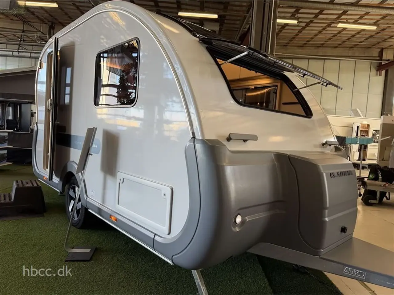 Billede 3 - 2026 - Adria Action 391 LH Classic Adria Action 391 LH Classic – Kompakt designvogn med komfort i fokus