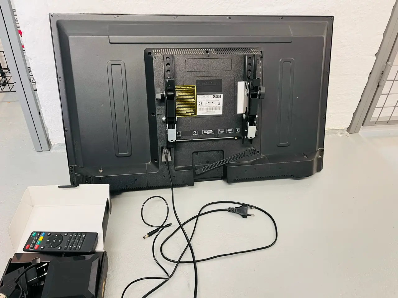 Billede 2 - 32” Blaupunkt TV + Streaming Box - 280 kr.