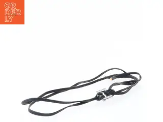 Sort lædersnor med vedhæng (str. 26 cm)