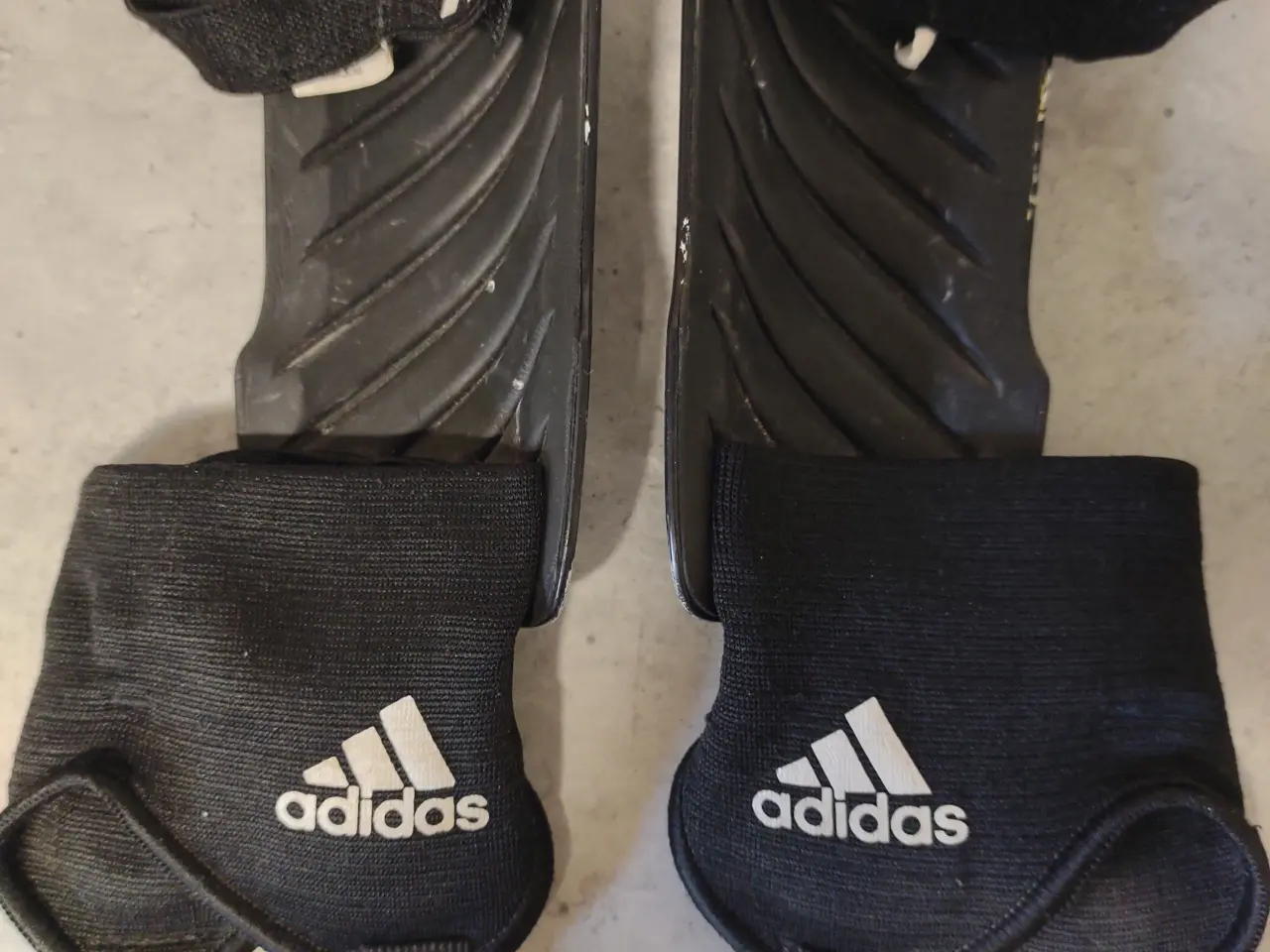 Billede 2 - Benskinner adidas str S og fodboldstrømper