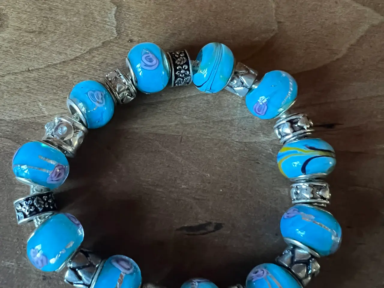 Billede 3 - Smukke armbånd med charms