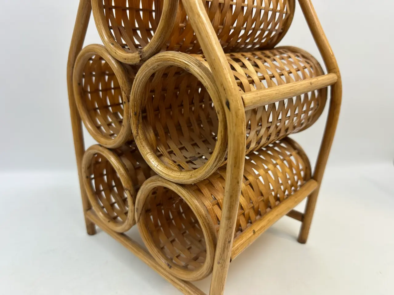 Billede 2 - Retro vinreol / flaskeholder i bambus og flet