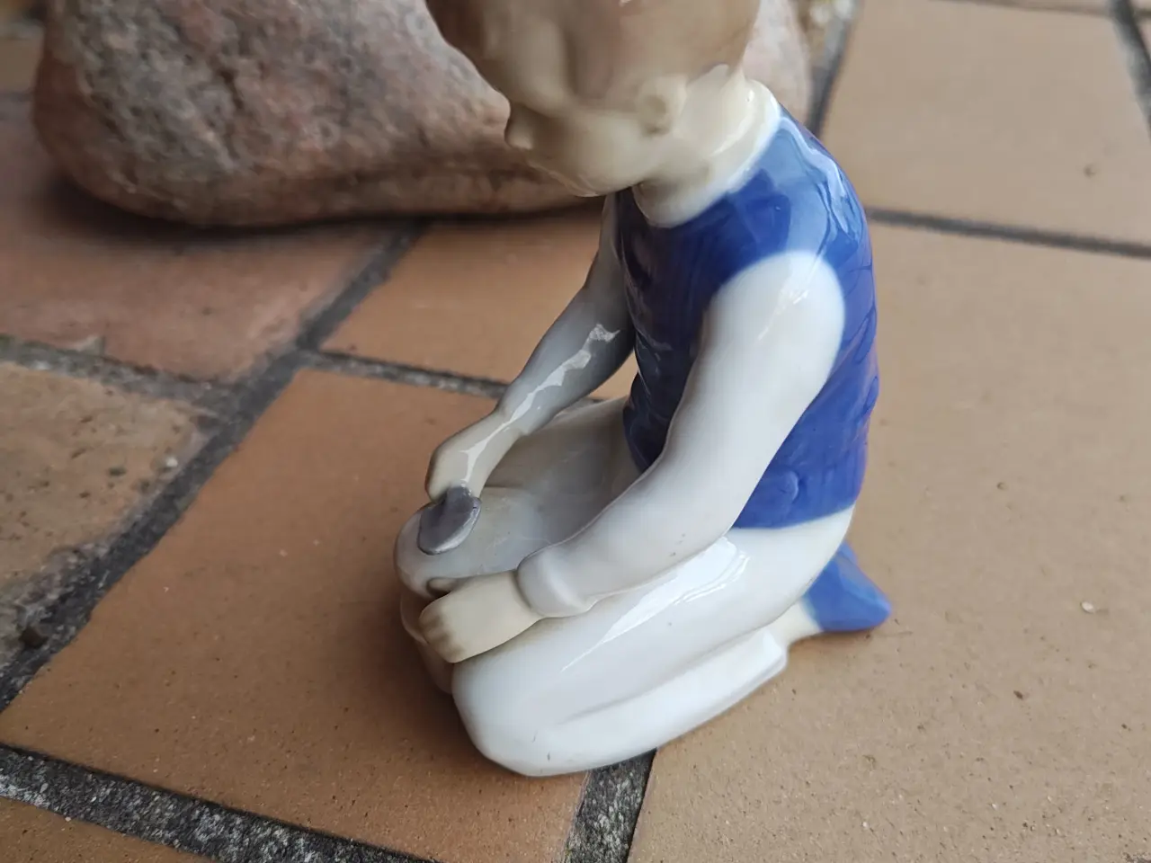 Billede 3 - Porcelæns Figur af lille dreng der leger med sand