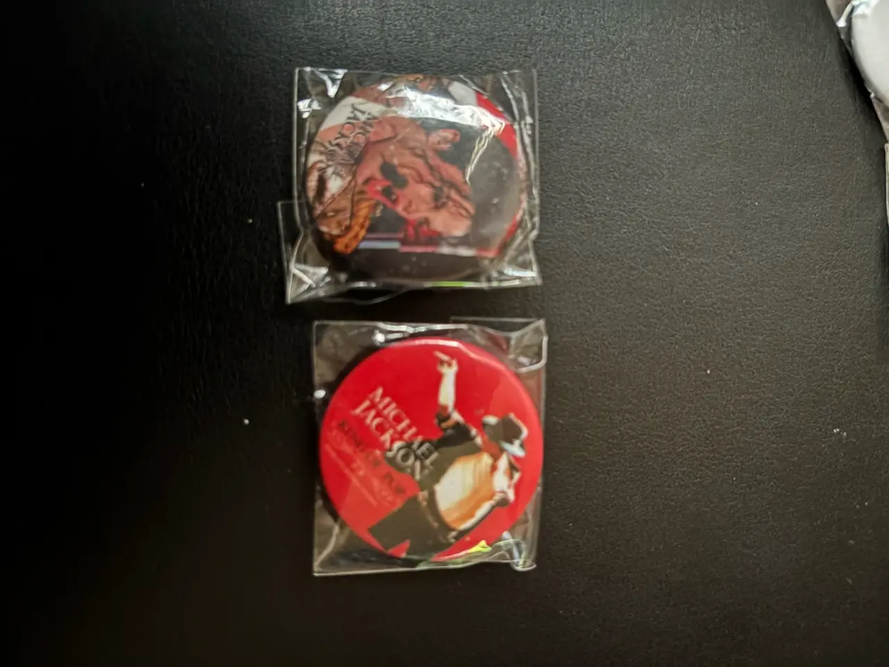 Billede 5 - 6 små Michael Jackson badges sælges samlet