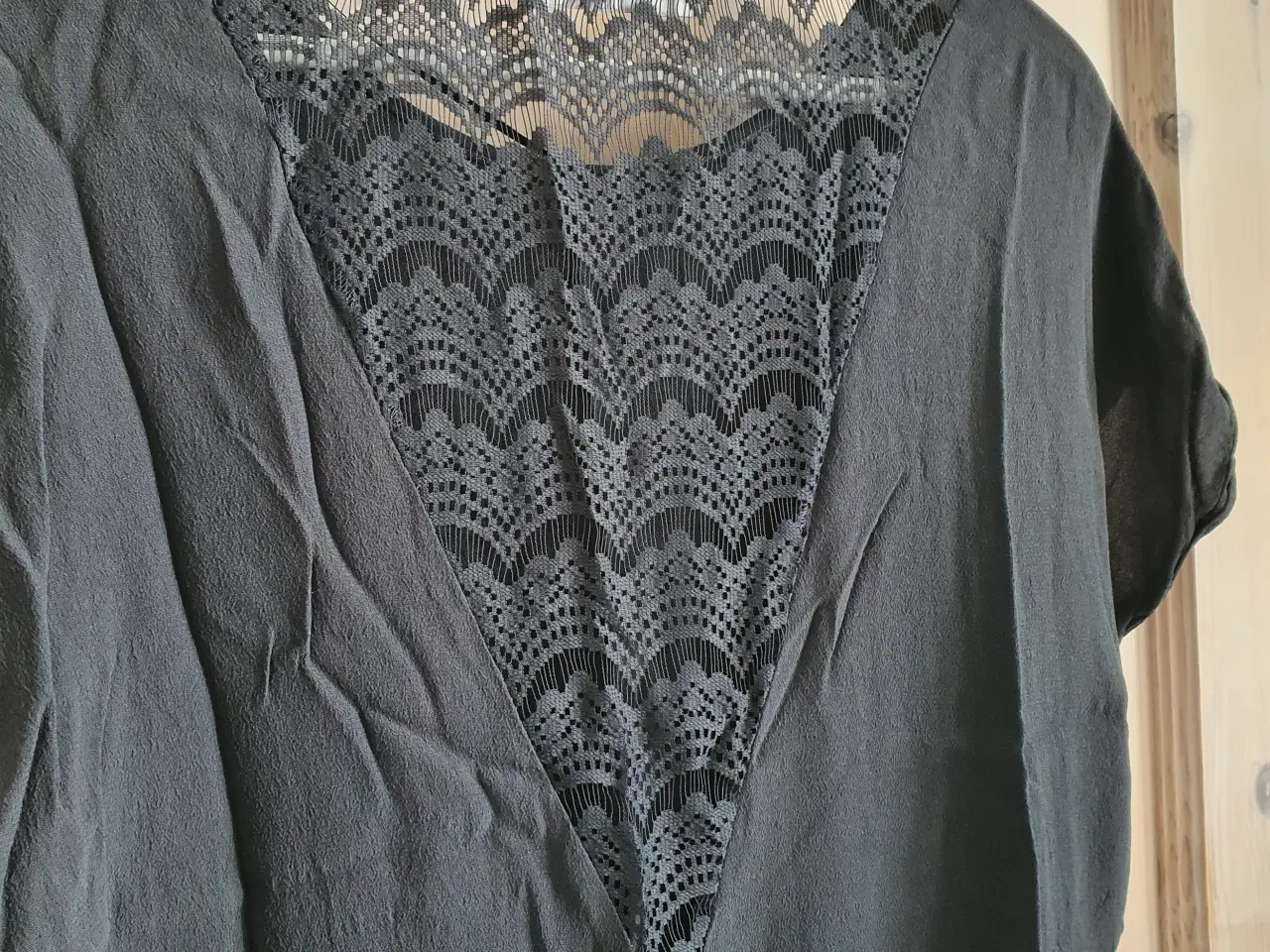 Billede 4 - Top/kjole med blonde