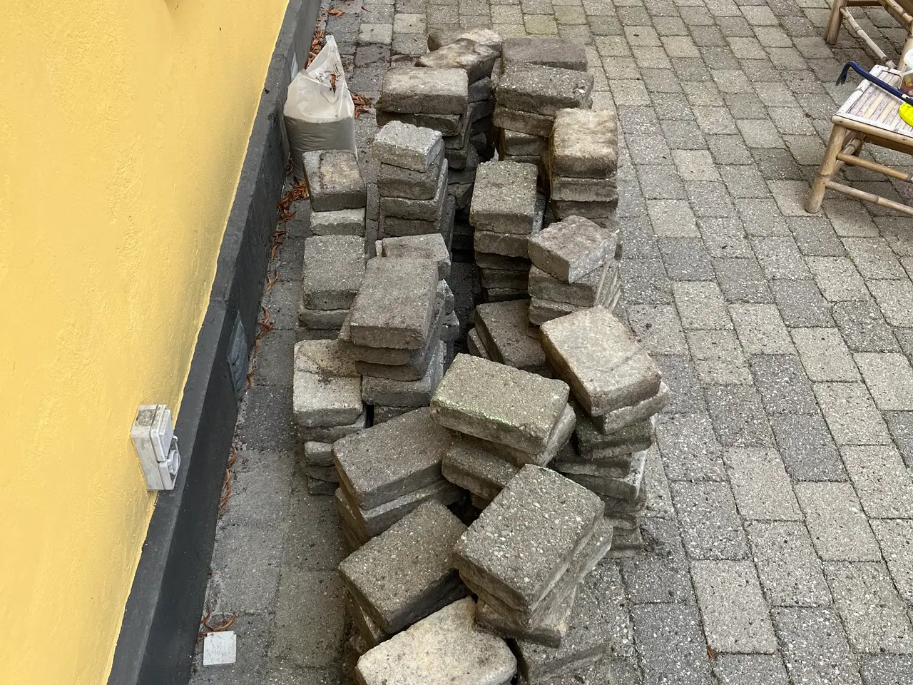 Billede 2 - Havefliser til gratis afhentning.