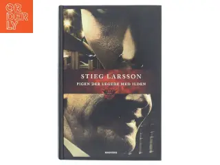Pigen der legede med ilden af Stieg Larsson (Bog)