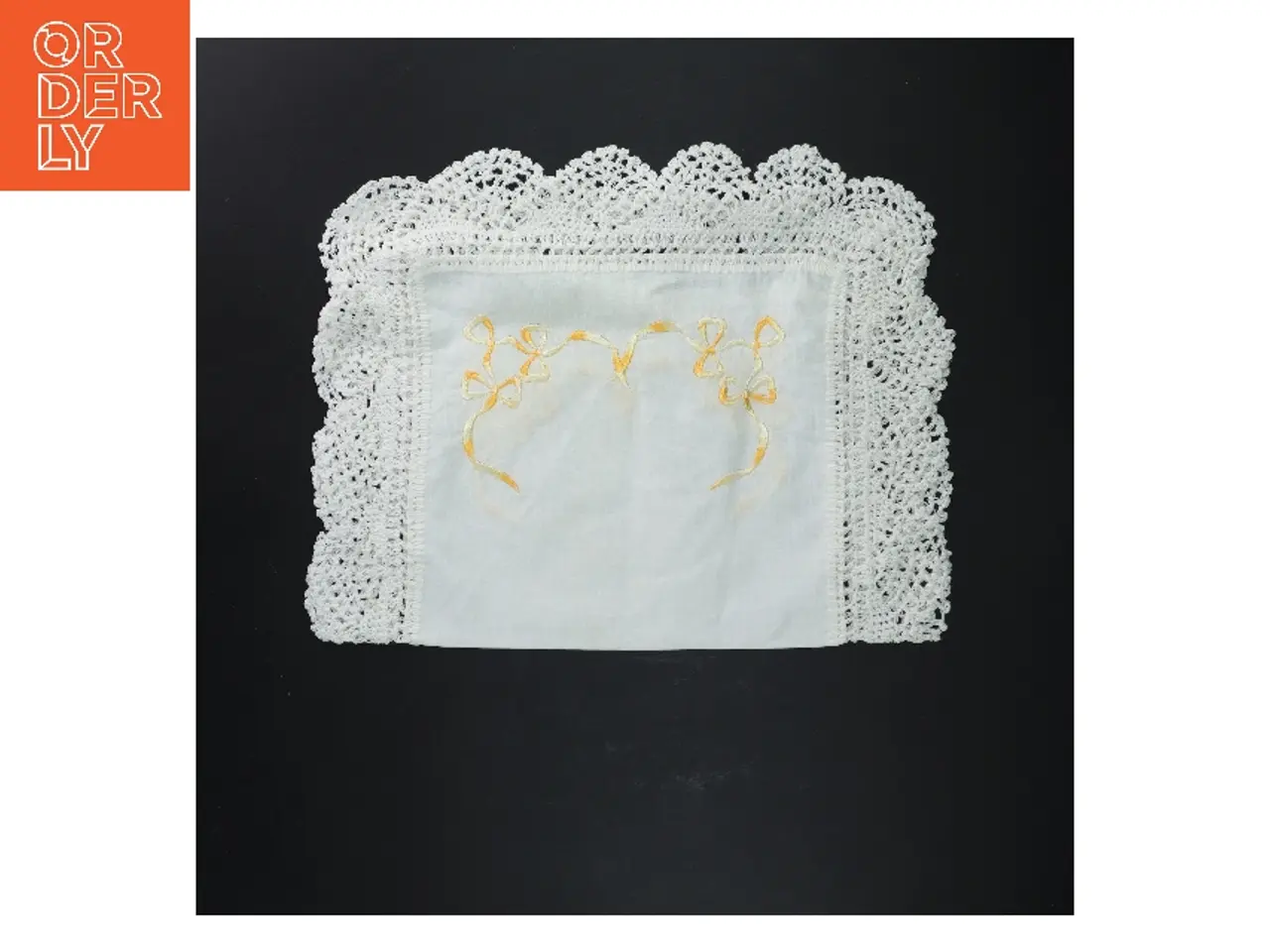 Billede 2 - Broderet bordløber med blondekant (str. 33x45 cm)