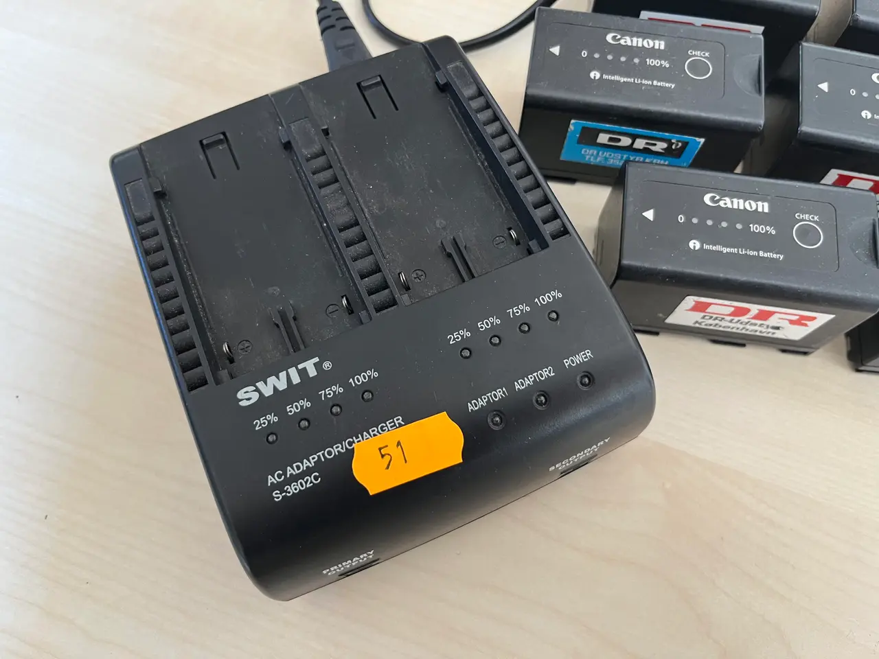 Billede 3 - Oplader og 6. Stk. Canon batterier