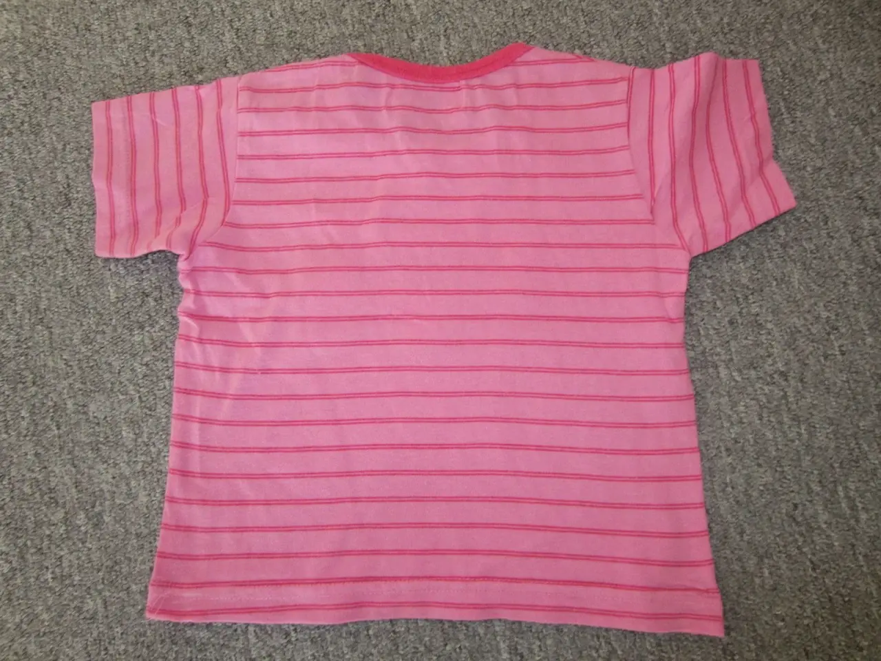 Billede 4 - Sød pink T-shirt - bluse i str. 98
