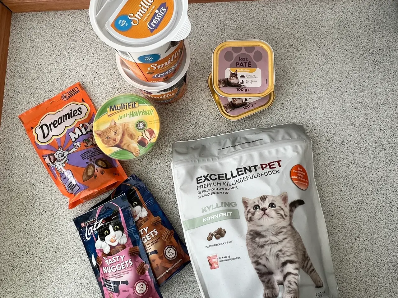 Billede 3 - Pakke med kattemad og snacks