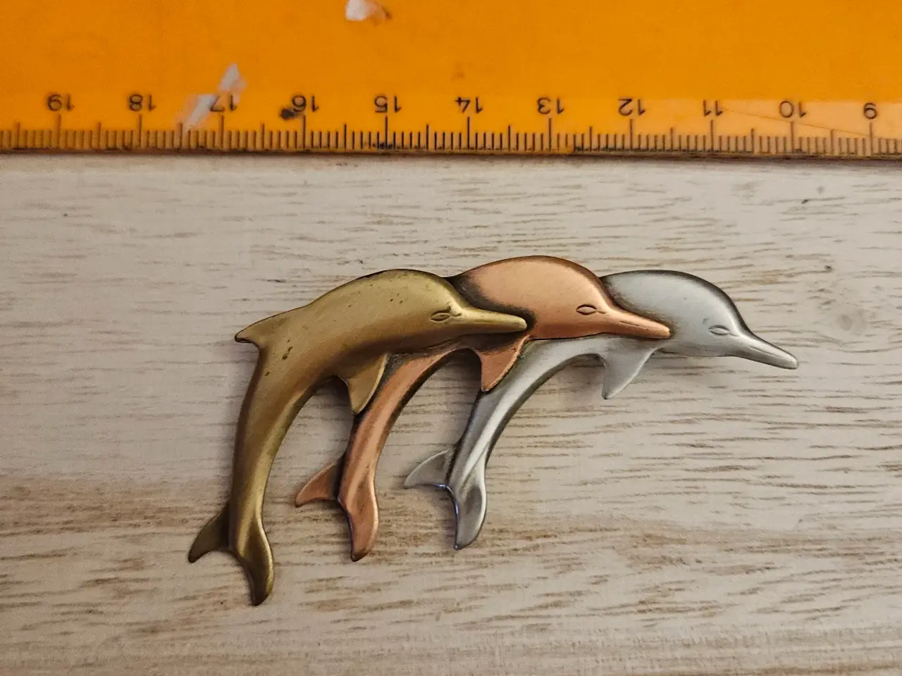 Billede 2 - Broche med tre delfiner 