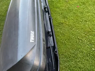 Thule Pacific 700 tagboks sort  med  tagbøjler sæl