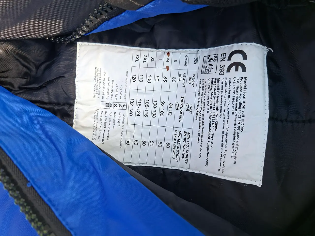 Billede 2 - Flydedragt Str. M fra Abu Garcia med etui.