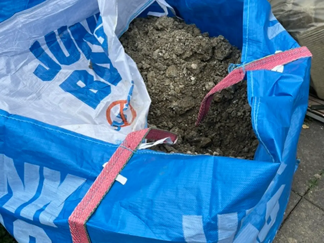 Billede 1 - Sten (drænlag) og jord fra renovering, nedbrydning
