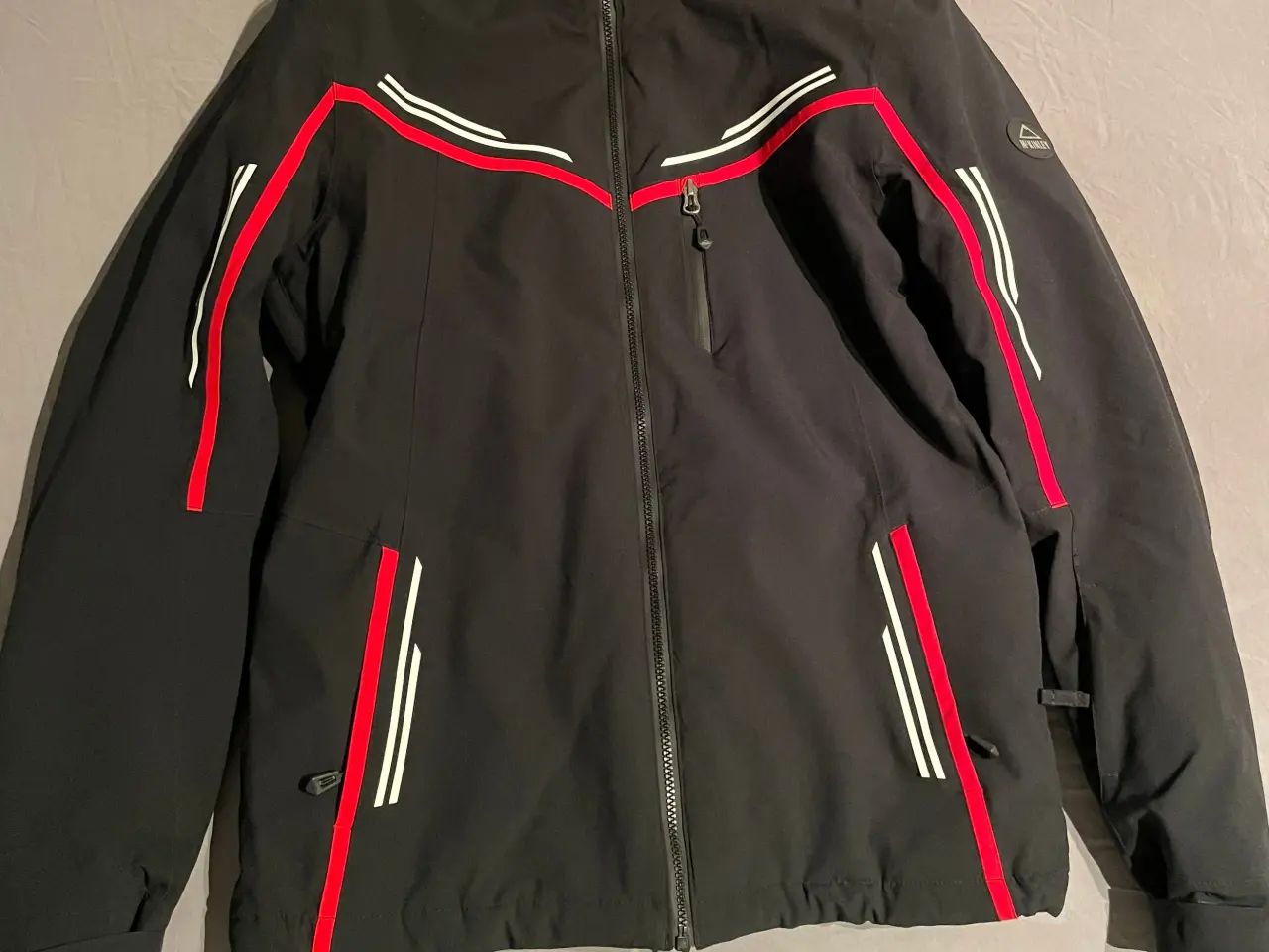 Billede 1 - McKINLEY Skijakke str 148 sort m. rød/hvid striber