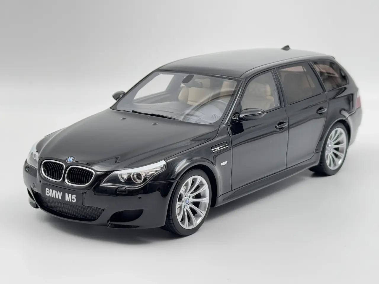 Billede 1 - 2005 BMW M5 E61 - Limited Edition - 1:18