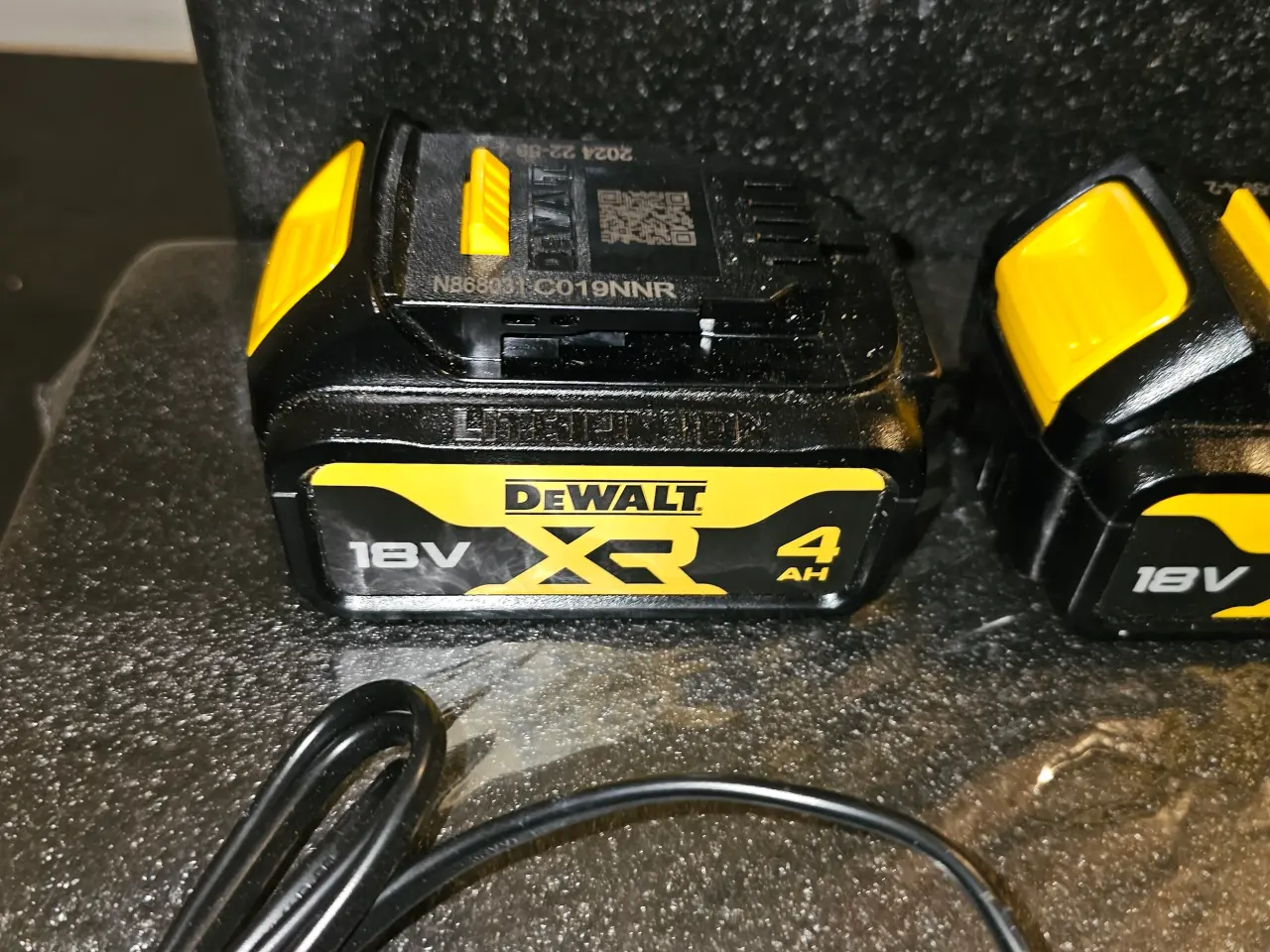 Billede 3 - DEWALT 4 AMPERE 3 STK BATTERI OG LADER