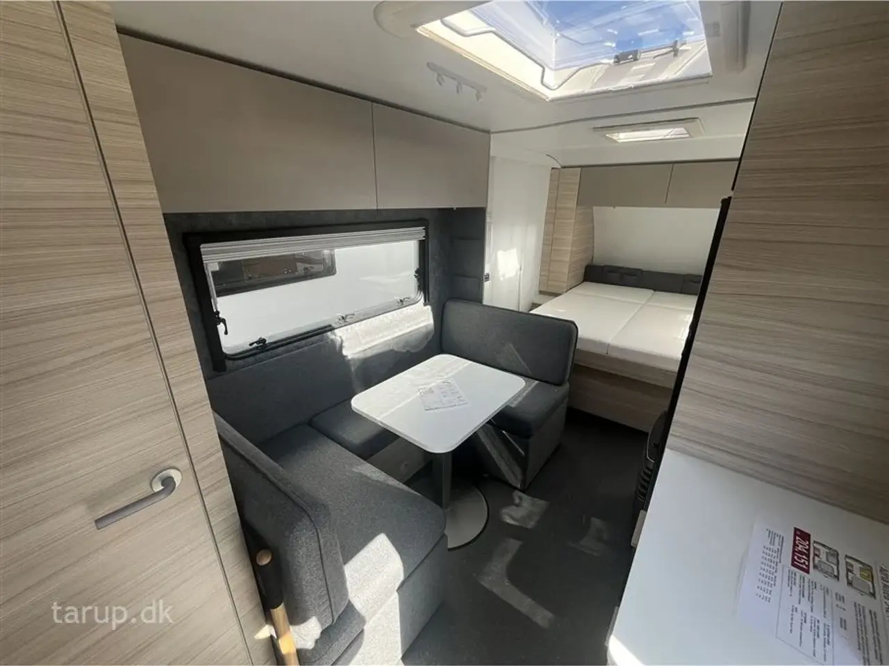 Billede 8 - 2026 - Adria Altea 542 PH   Fritstillet dobbeltseng, glatte glasfibersider, frontkøkken, side-siddegruppe, myggenetsdør, blæservarme, el-gulvvarme, stabilisator