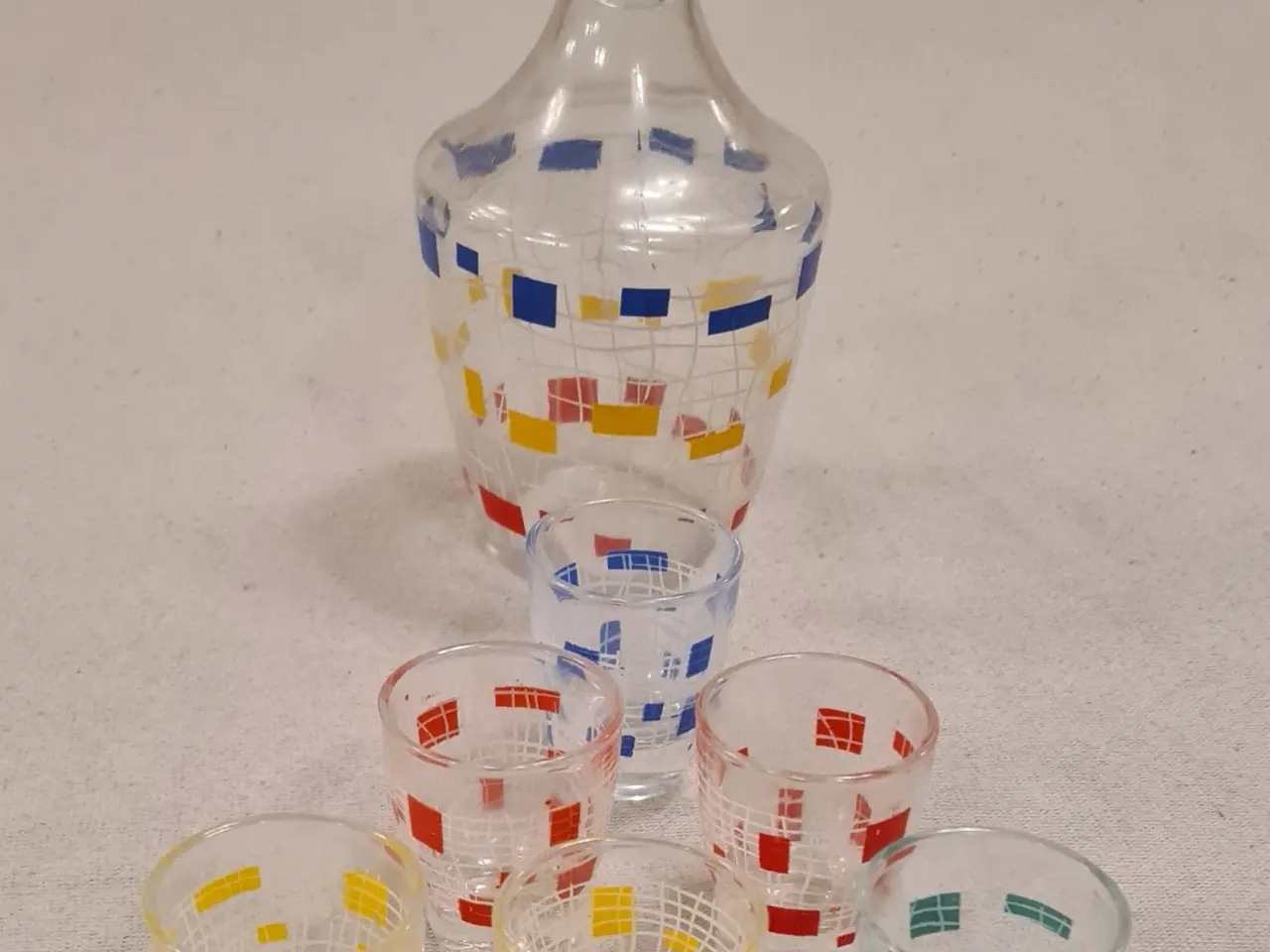 Billede 2 - Glas karaffel og 6 glas med farvede firkanter