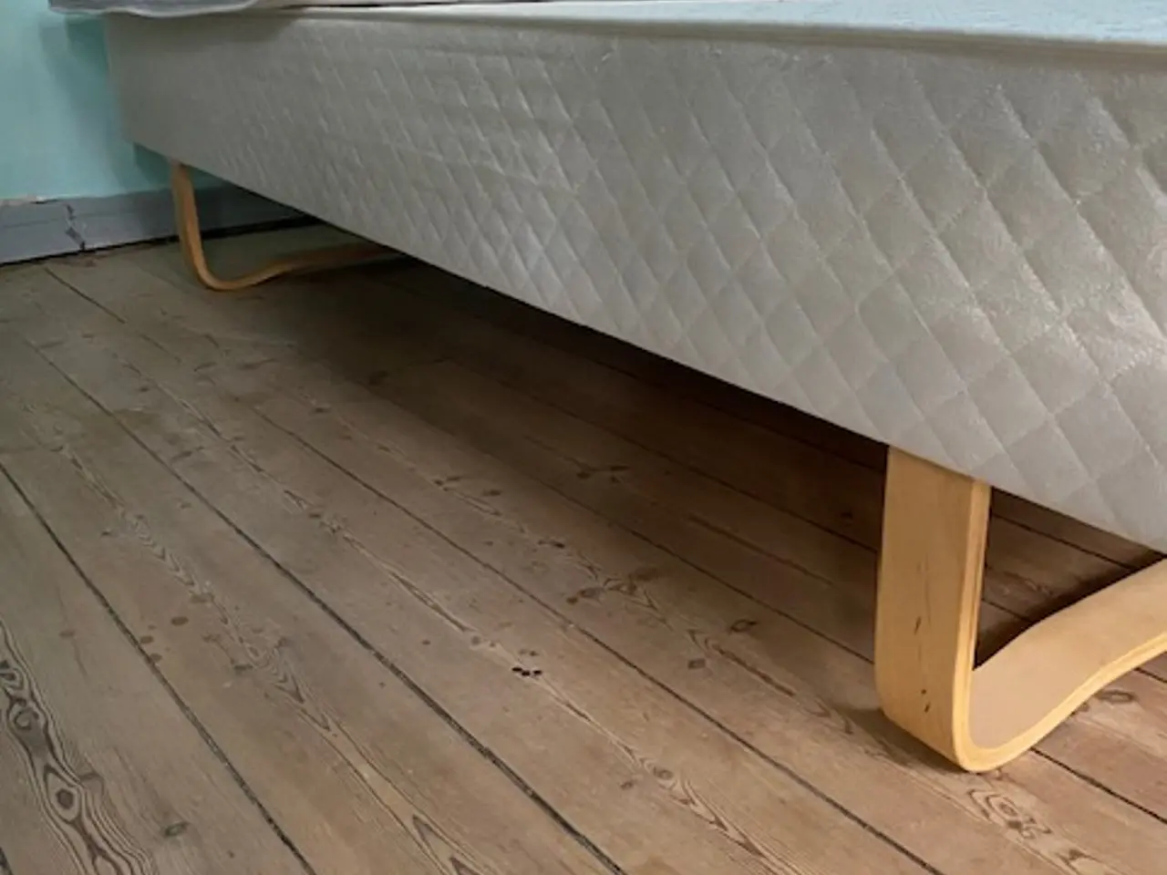 Billede 3 - Boxmadras med topmadras, sengetæppe og skuffe