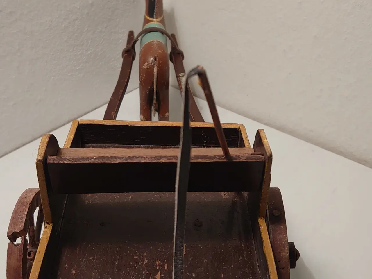 Billede 4 - Fængselslegetøj: Vogn med hest mm. Ca 1935. L 38cm