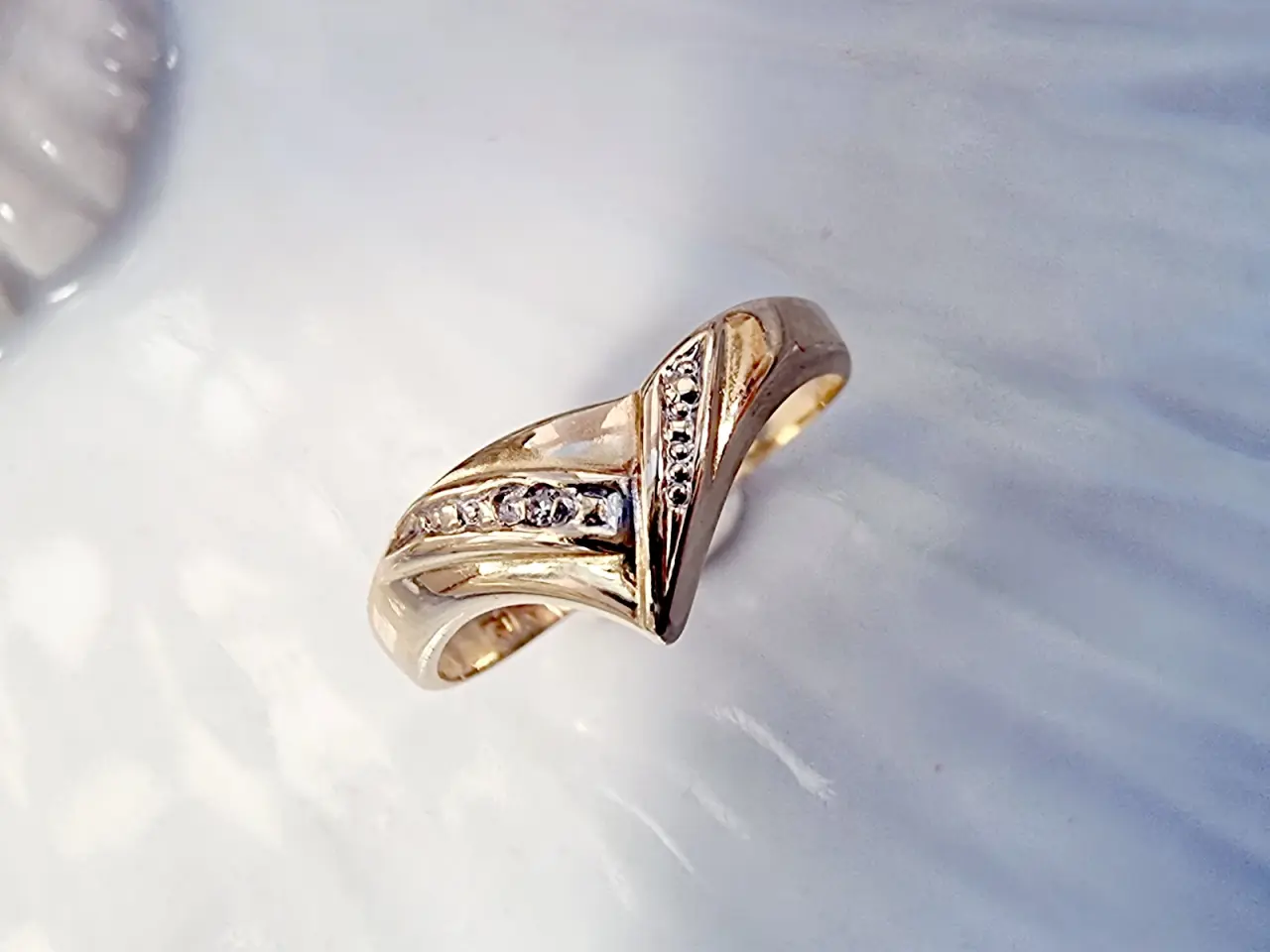 Billede 3 - 18 karat guldring med diamant 