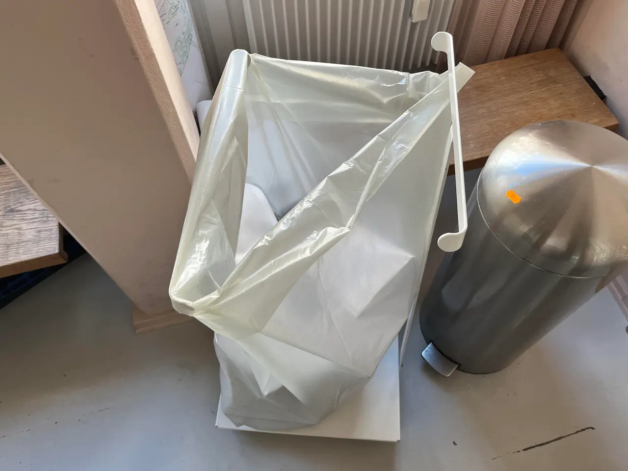 Billede 5 - Vippespand og Skraldestativ