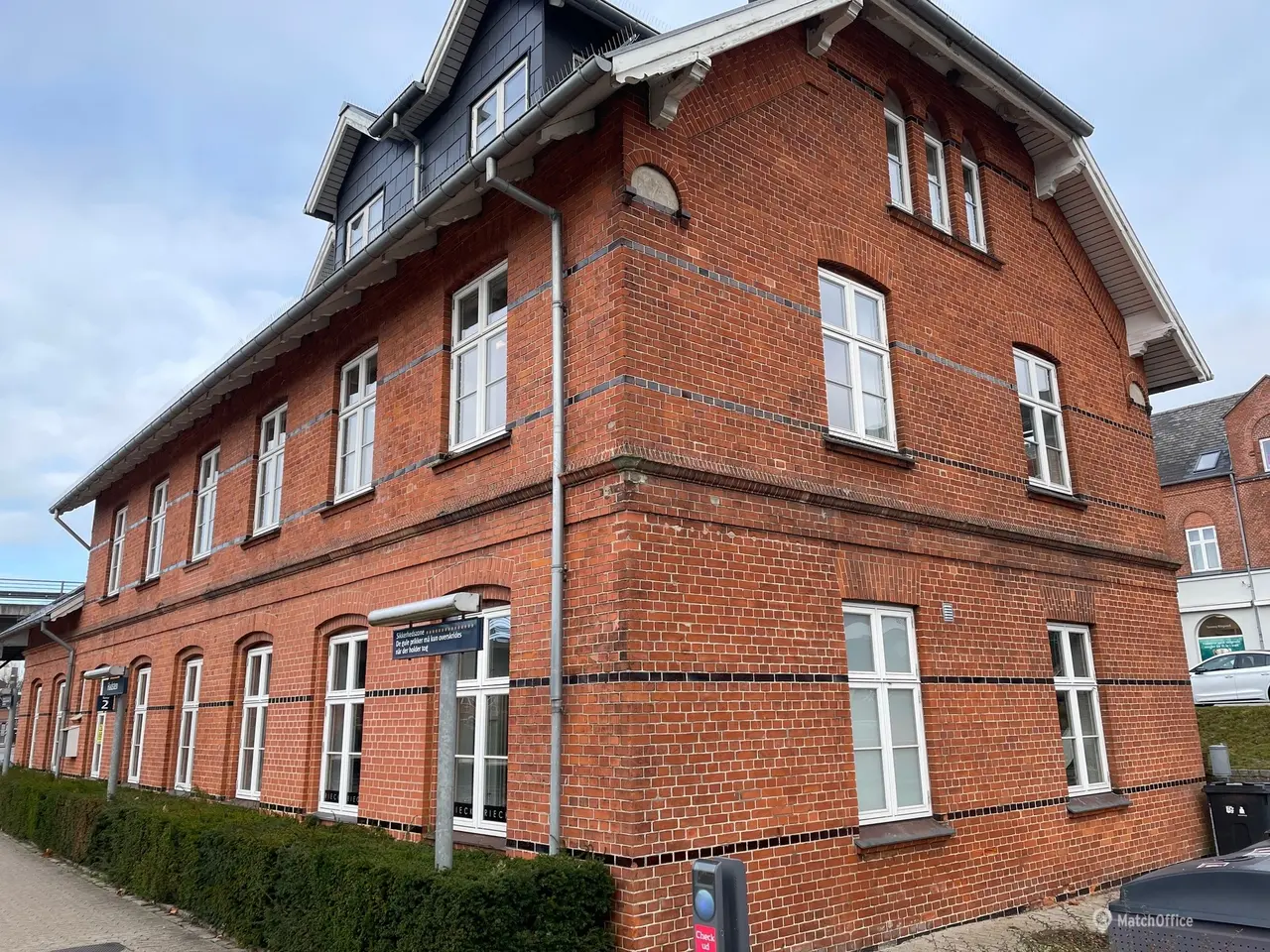 Billede 2 - Moderne kontor i ikonisk bygning i Hadsten