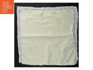 Hvid serviet med blondekant (str. 40 x. 44 cm)