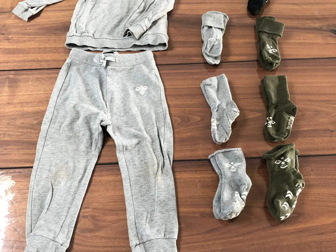 Billede 7 - Hummel joggingsæt str 92. Strømper str 21-23
