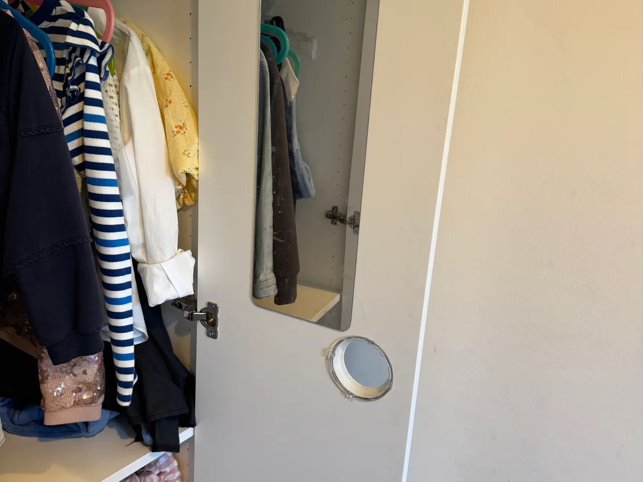 Billede 3 - Flot IKEA BUSUNGE børnegarderobeskab 