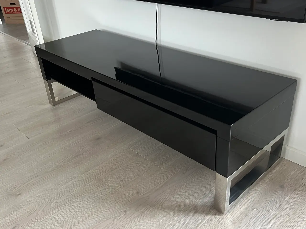 Billede 1 - Sort, blanklakeret TV-bord