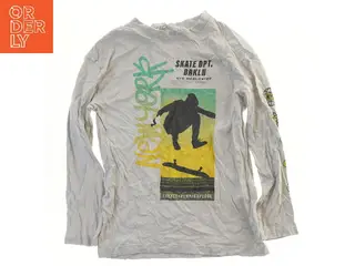 Langærmet t-shirt med skatermotiv fra H&M (str. 146)