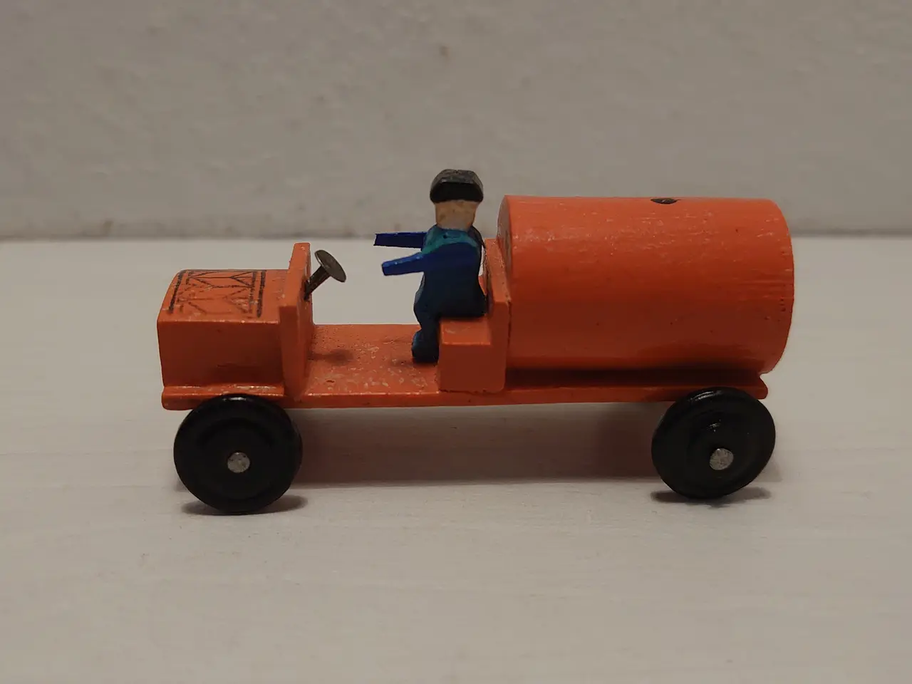 Billede 1 - Erzgebirge: Tankbil med chauffør. Ca 1940