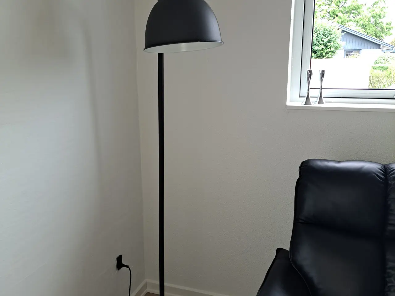 Billede 1 - Sort gulv lampe.